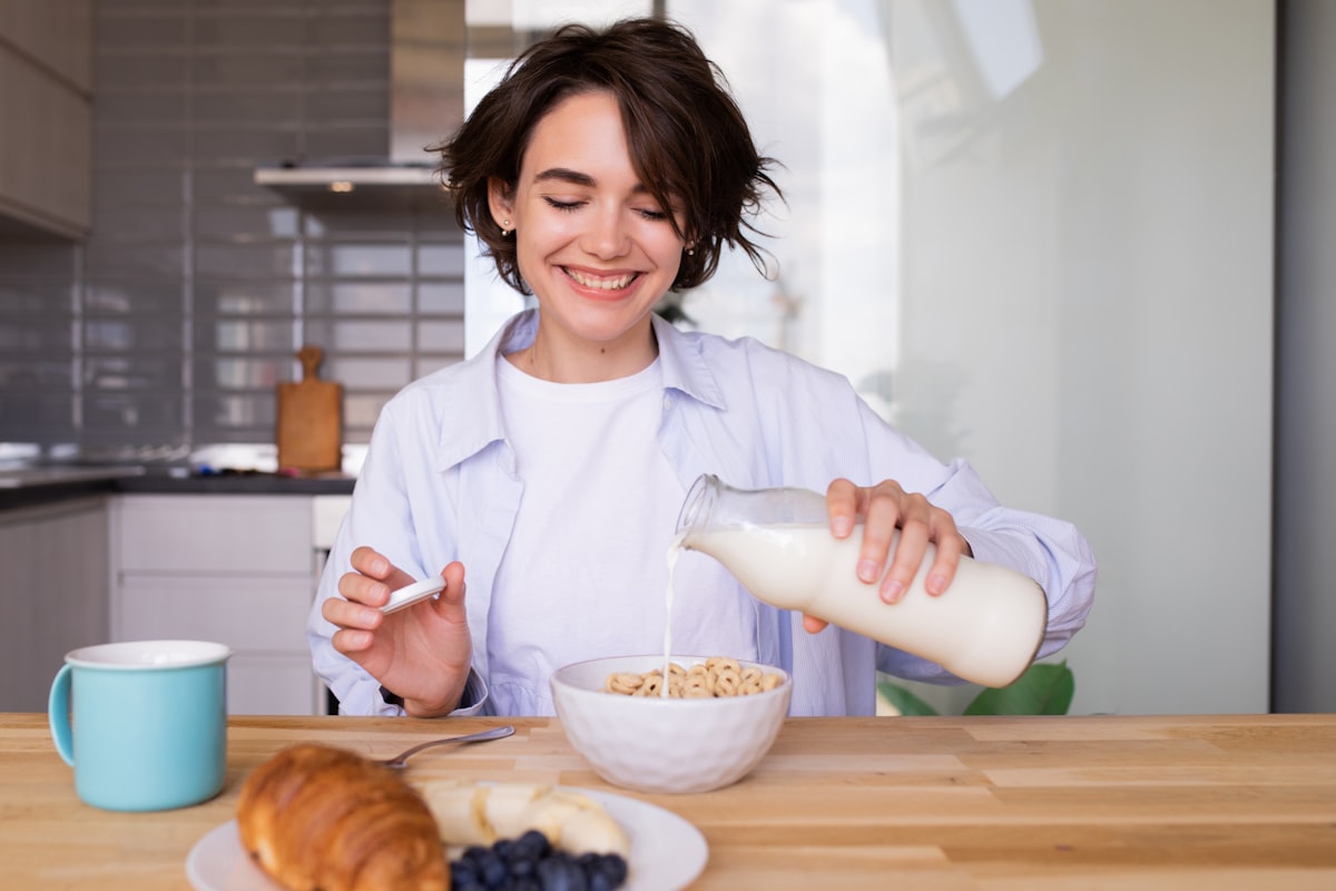Colazione sana con frutta fresca, cereali e yogurt