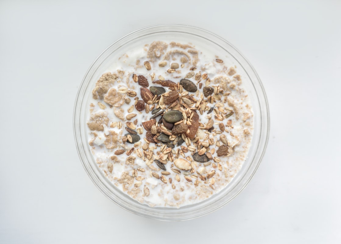 Smoothie bowl con frutti di bosco e granola