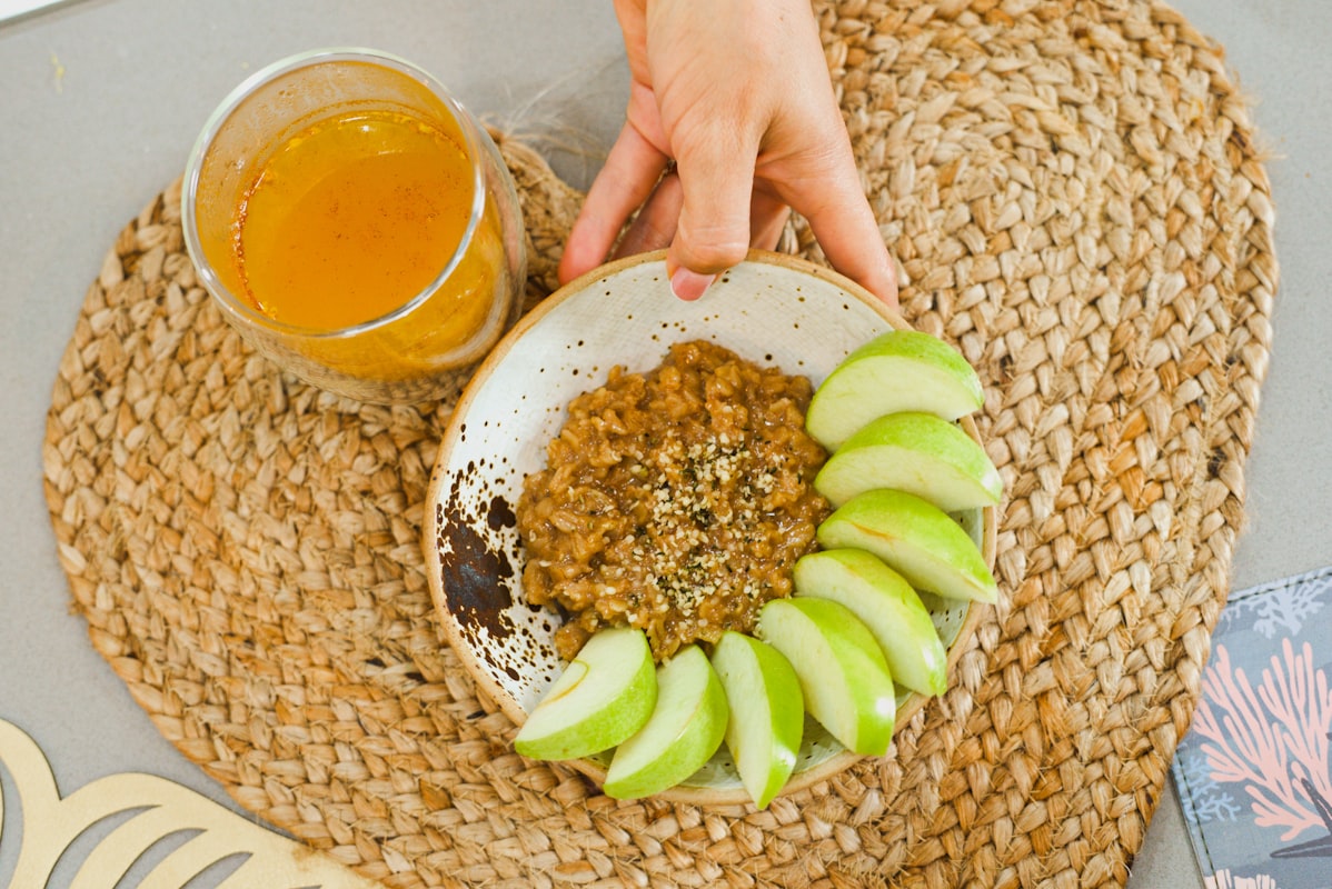Porridge di avena con mele e cannella